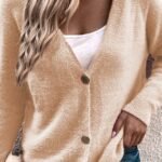 Stilig beige cardigan antrekk med hvit skjorte og denim, perfekt for hverdagsbruk.