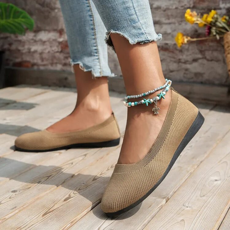 Beige espadrilles med turkis anklet i rustikk setting.