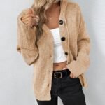 Kvinnelig antrekk med beige cardigan, hvit crop top og svarte jeans - Stilig og avslappet.