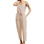 Stilig beige jumpsuit med V-utringning, belte og tatovering, perfekt for ulike anledninger.