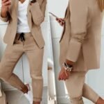 Beige antrekk: stilig, elegant, hvite joggesko, armbånd, klokke.