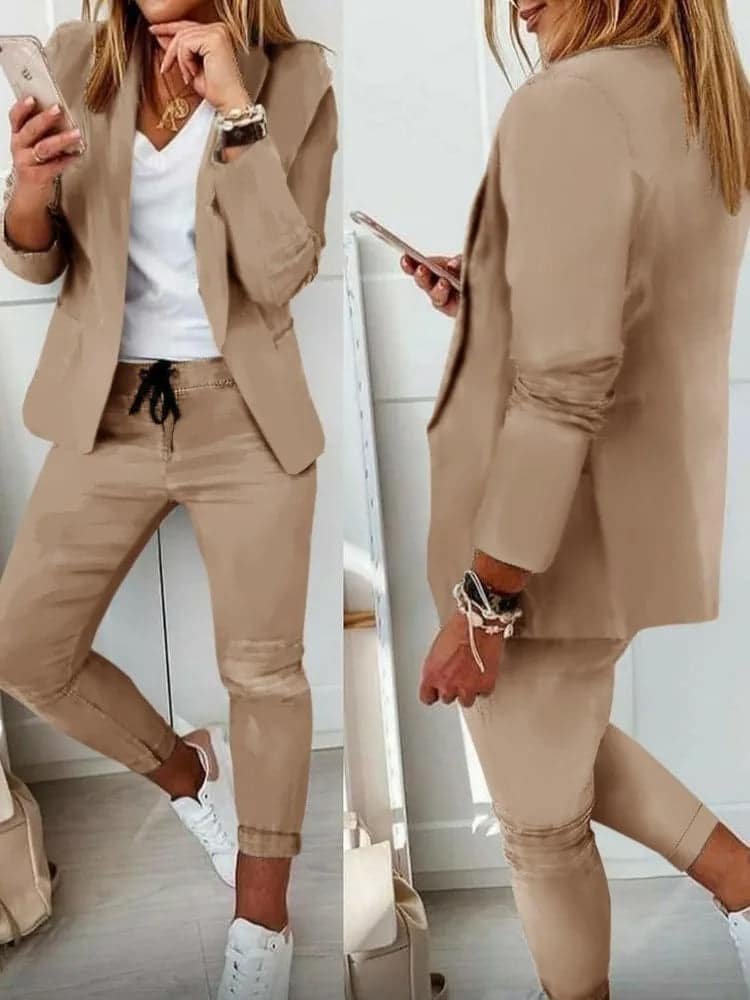 Beige antrekk: stilig, elegant, hvite joggesko, armbånd, klokke.