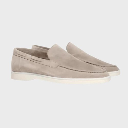 Beige semskede loafers med hvit såle for både casual og semi-formelle anledninger.