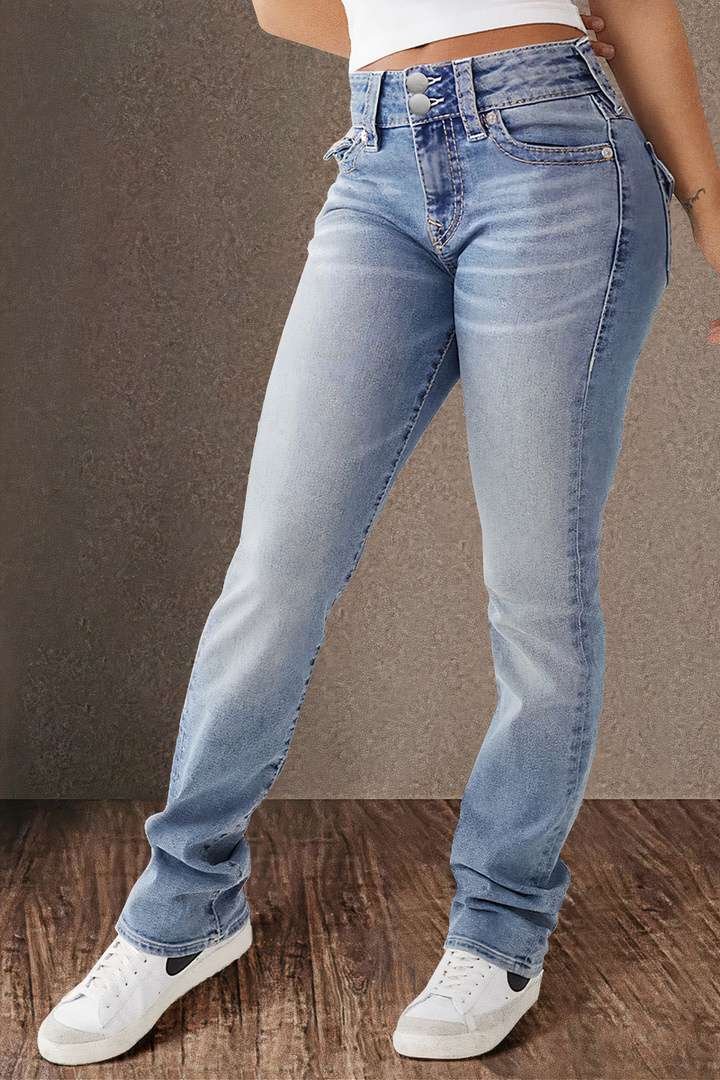 Blå denim jeans, hvit cropped topp og sneakers på tre gulv i Norge.