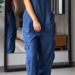 Stilig denim jumpsuit i moderne rom med minimalistisk interiør og naturlige elementer.