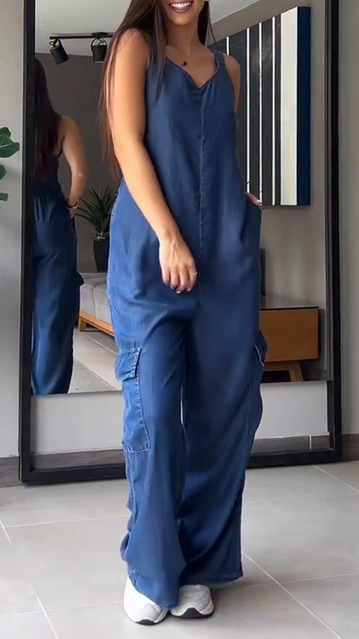 Stilig denim jumpsuit i moderne rom med minimalistisk interiør og naturlige elementer.