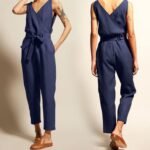 Elegant navy jumpsuit med V-hals, elastisk midje og cropped bukser for stilig antrekk.