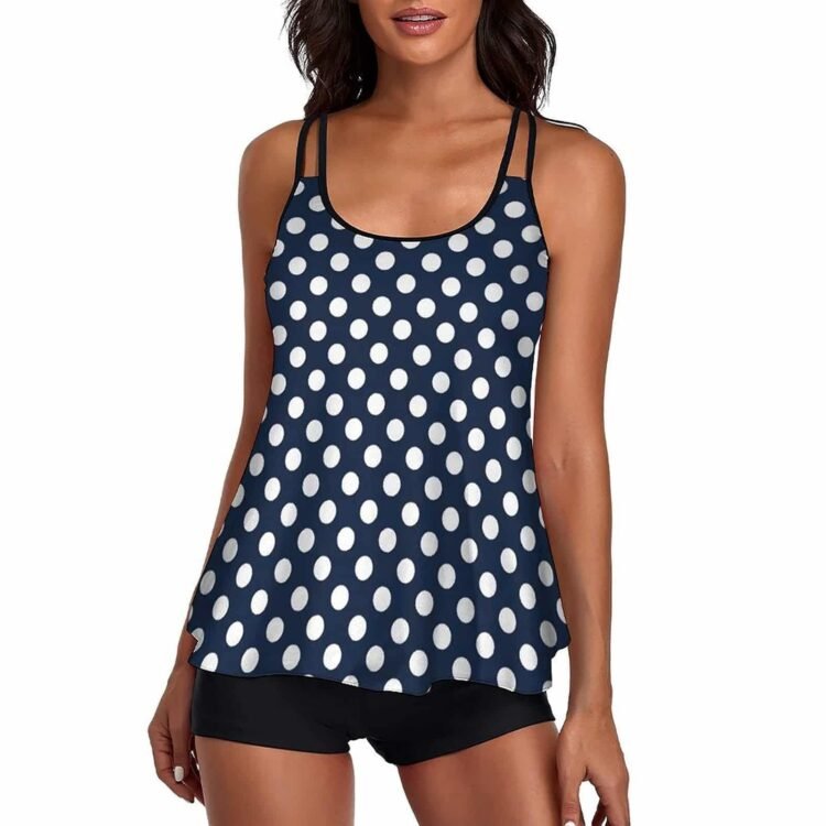 Stilig navy blå polka dot tank top og svarte shorts antrekk.