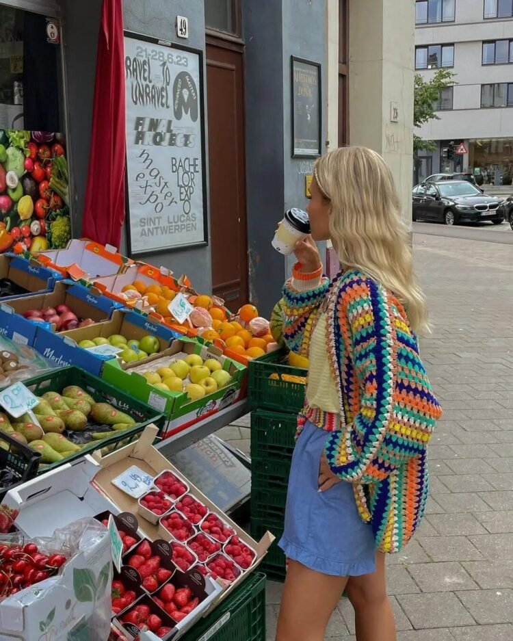 Lively fruktmarked med fargerik kvinne og moderne bygninger i Norge.