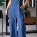 Stilig denim jumpsuit kombinert med moderne dekor i rommet.