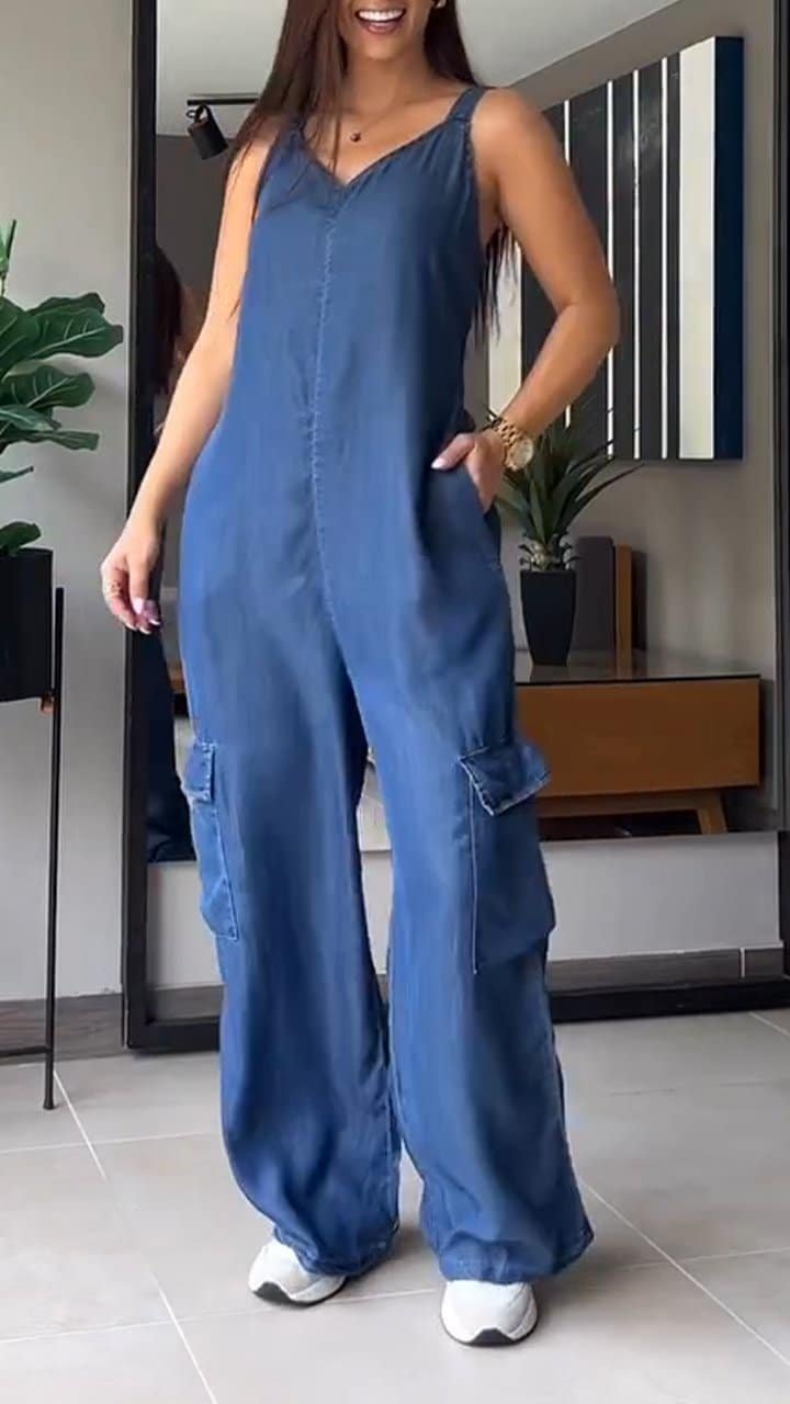 Stilig denim jumpsuit kombinert med moderne dekor i rommet.