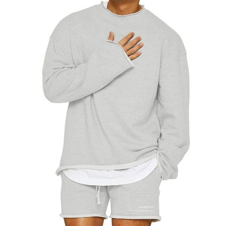 Avslappet grå sweatshirt og shorts antrekk for en stilfull look.