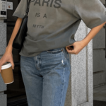 Avslappet urban stil: Paris is a myth t-skjorte, denim jeans, kaffe og veske.