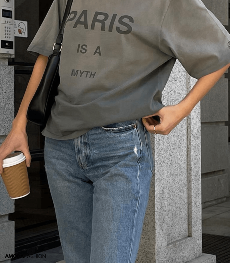 Avslappet urban stil: Paris is a myth t-skjorte, denim jeans, kaffe og veske.