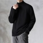 Elegant antrekk med svart turtleneck og grå bukser for moderne stil.