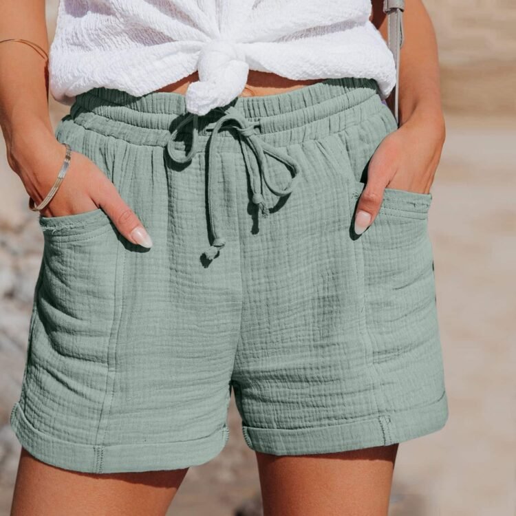 Stilig antrekk med pastellgrønne shorts og hvit topp - Perfekt for sommerdager.