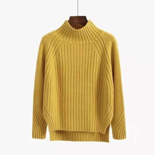 Gul ribbestrikket turtleneck-genser for elegant og varm stil.