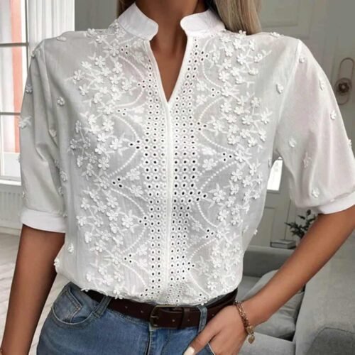 Stilig hvit bluse med broderi og blonder, elegant kombinert med blå jeans.