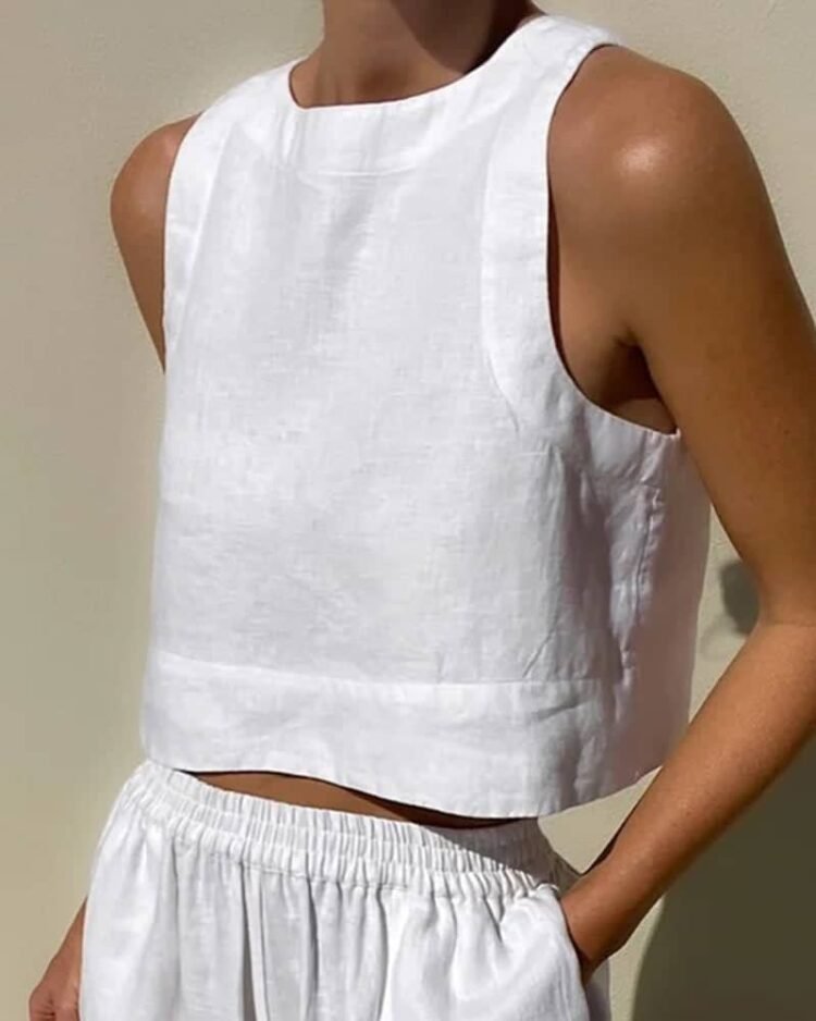 Sommerklar hvit outfit med crop top og high-waisted shorts. Perfekt for varme dager!