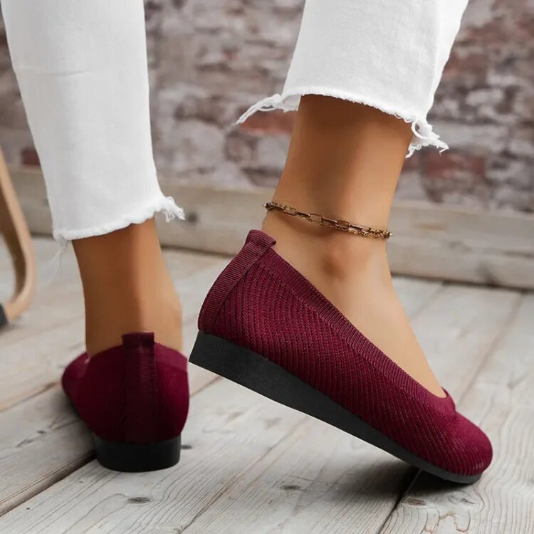 Stilige burgunder slip-on sko med frayed denim og anklet i rustikk setting.