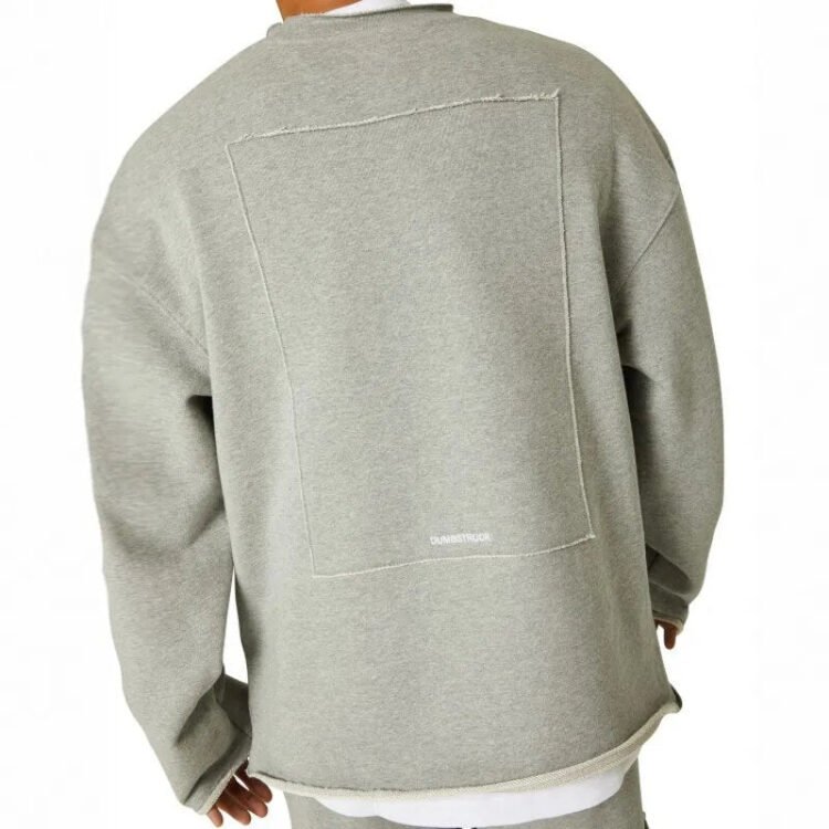 Lys grå sweatshirt med minimalistisk design og avslappet passform.