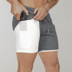 Sporty to-lags shorts med praktisk mobiltelefonlomme - perfekt for trening og aktiviteter.