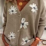 Stilfull oliven cardigan med blomstermotiv og behagelig look.