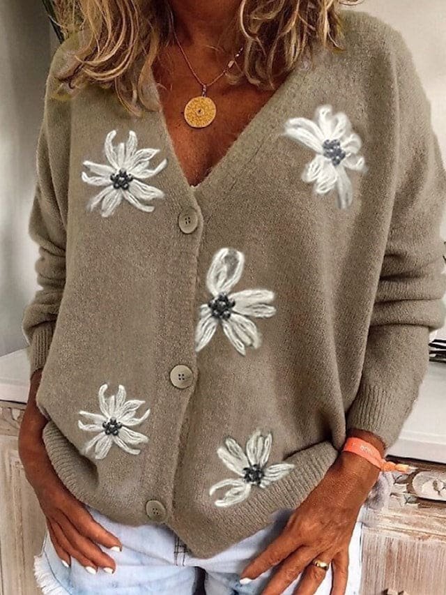 Stilfull oliven cardigan med blomstermotiv og behagelig look.