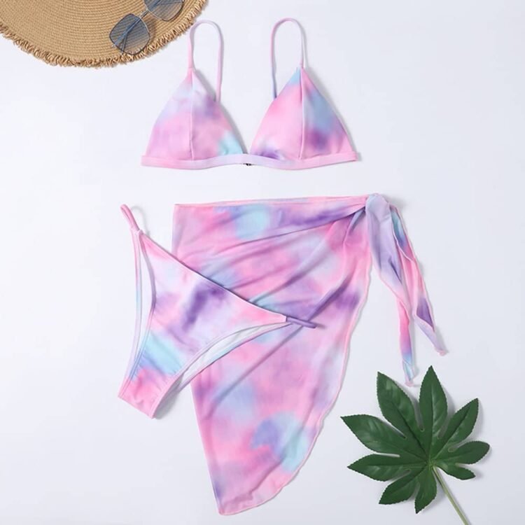 Fargerik pastell tie-dye bikini, stråhatt, solbriller og sarong for stilfulle sommerdager.