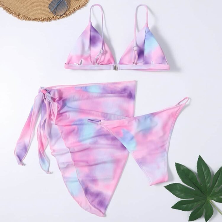 Pastellfarget bikini sett med sarong i tie-dye mønster, perfekt for stranddag.