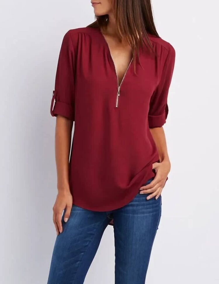 Maroon bluse og blå jeans antrekk med elegant glidelåsdetalj.