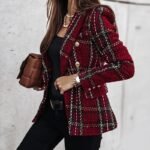 Rød plaid blazer med trendy tilbehør på elegant kvinne.