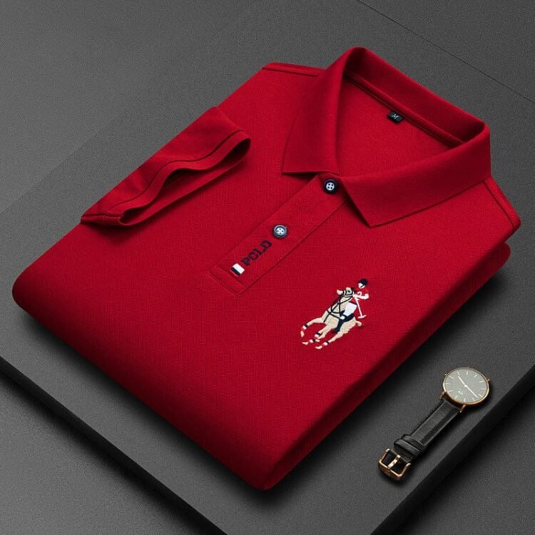 Elegant rød polo skjorte med stiligt ur, perfekt for moderne og sofistikert stil.