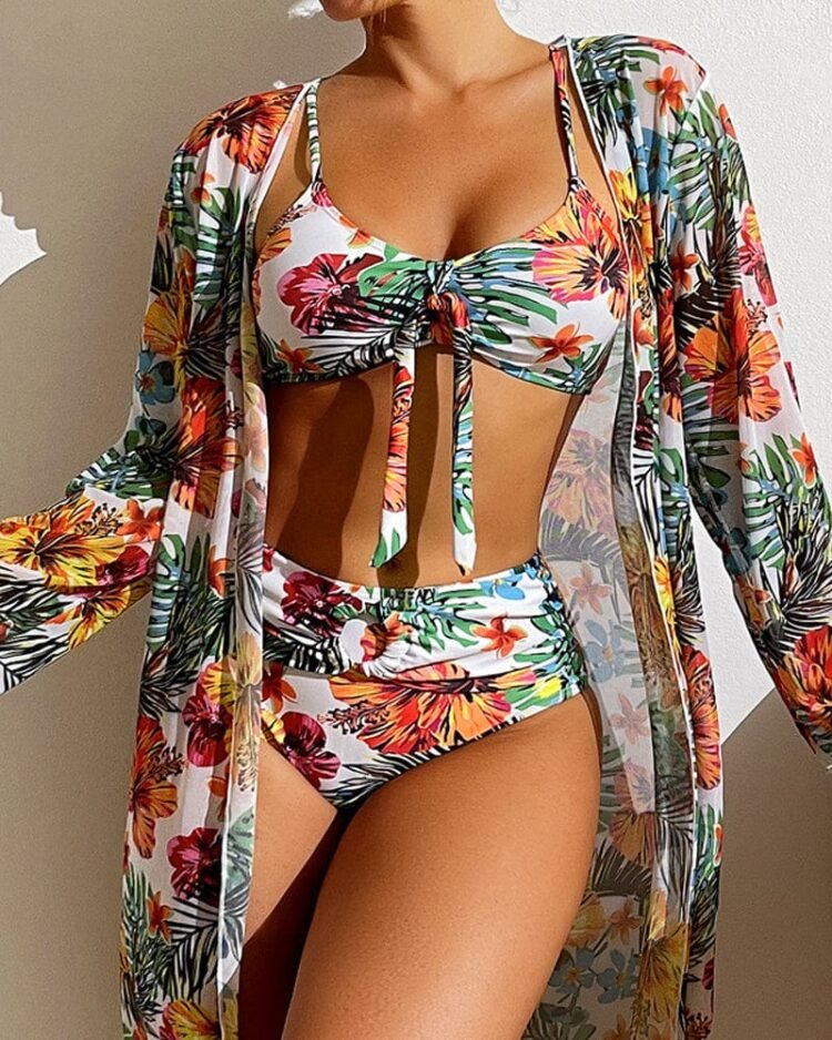 Rød tropisk floral bikini og cover-up perfekt for sommerstrand.