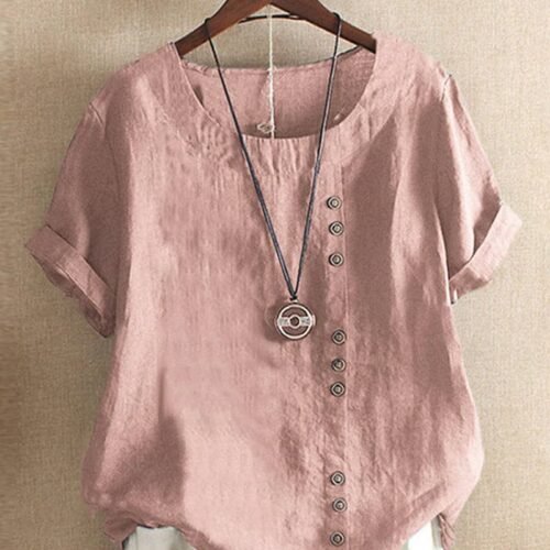 Stilig rosa bluse med asymmetrisk knappdesign og smykkependant.