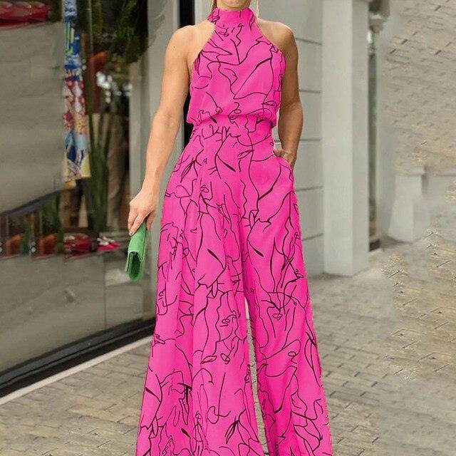 Stilig rosa jumpsuit med unikt linjemønster på bygate.