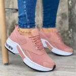 Stilige rosa sneakers med anklet, matchende lissesnøring og jeans på trekk.