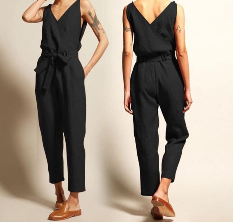 Stilig svart jumpsuit med belte - Modern og elegant design.