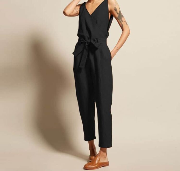 Stilfull svart jumpsuit med loafers - elegant stil og selvsikker holdning.