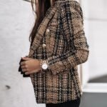 Klassisk plaid blazer med gullknappe og elegant klokke.