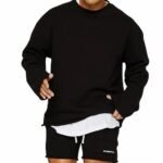 Avslappet og stilig antrekk med svart sweatshirt, hvit t-skjorte og sorte shorts.