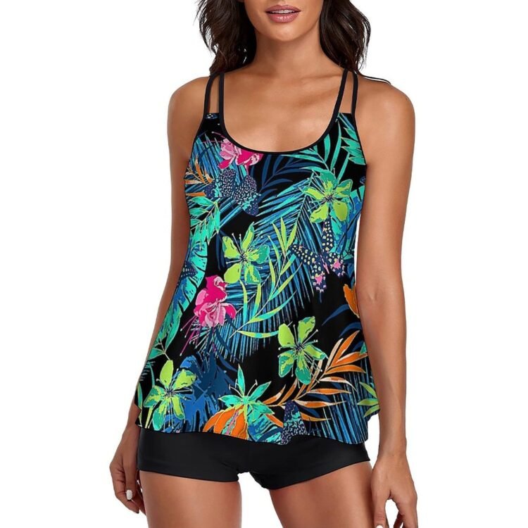 Trendy tankini med fargerikt tropisk mønster for en stilig strandstil.