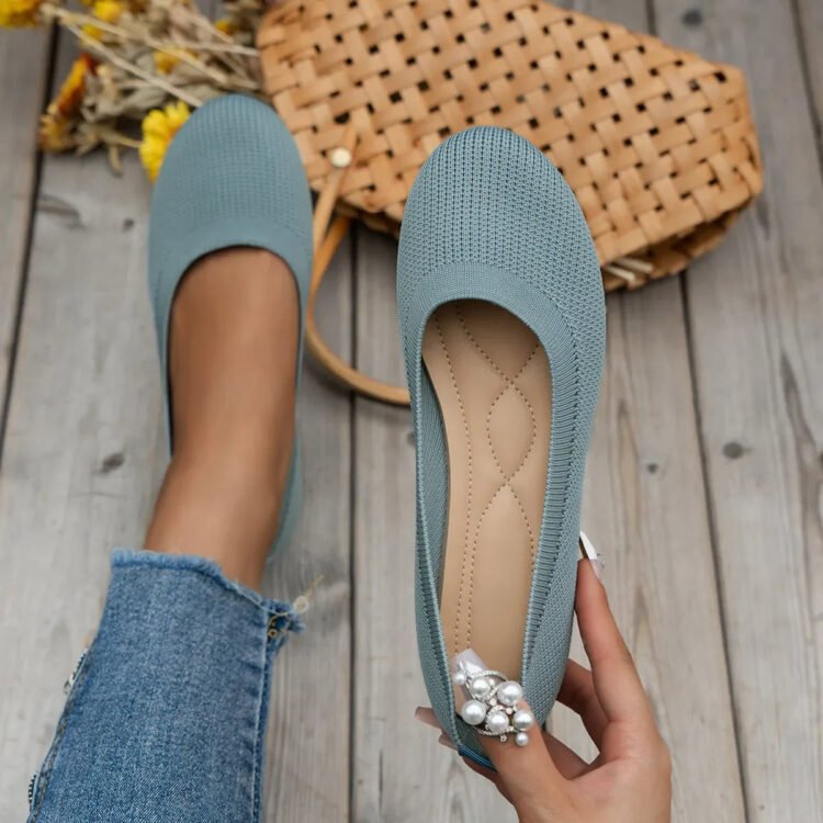 Elegante teal flats med perledekor - perfekt for sommerstil.